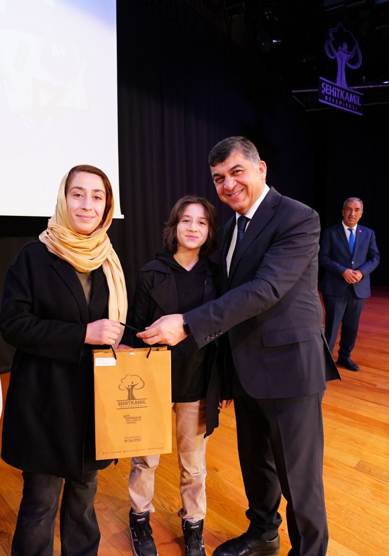 ŞEHİTKAMİL’DEKİ ÖĞRENCİLERE 4 BİN TL NAKDİ DESTEK VERİLDİ