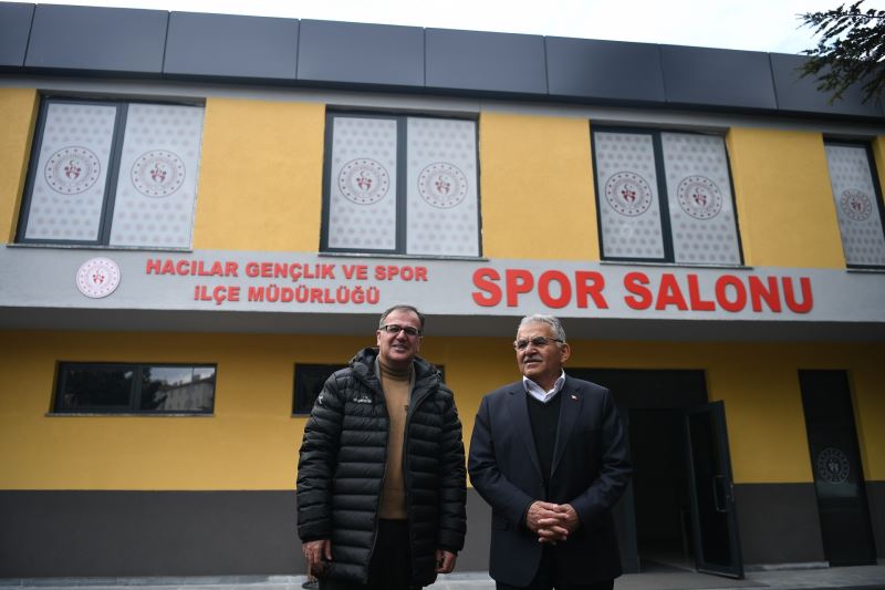 Başkan Büyükkılıç, Spor Salonunu İnceledi, Basket Oynadı