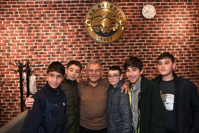 Büyükkılıç, Teravih Sonrası Gençlerle ve Vatandaşlarla Buluştu