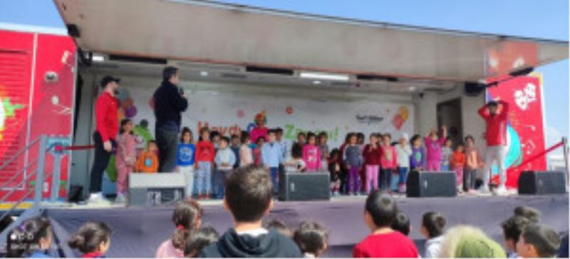 DEPREMZEDE ÇOCUKLARIN YÜZÜNÜ ÜMRANİYE BELEDİYESİ EĞLENCE TIR’I GÜLDÜRÜYOR