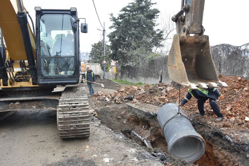 5 ayrı ekip, yağmur suyu kanalı imalatı için çalışıyor