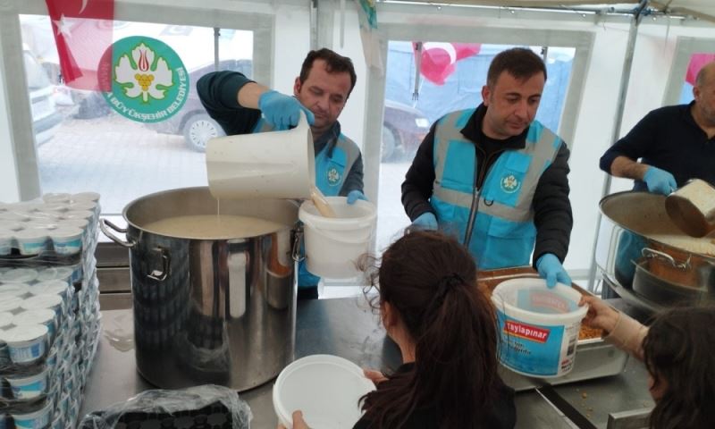 Büyükşehir’in Kazanları 3000 Depremzede İçin Kaynıyor