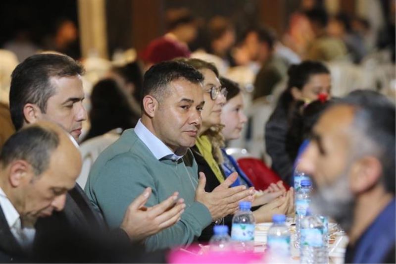 BAŞKAN YÜCEL ORUCUNU EŞGİLİK’TE VATANDAŞLARLA AÇTI