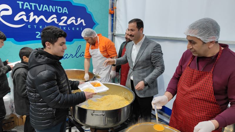 Tatvan’da 500 kişilik iftar çadırı kuruldu