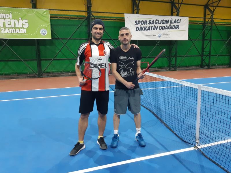 ‘Ramazan Tenis Turnuvası’ tenisçilerin kıyasıya rekabetine sahne oluyor