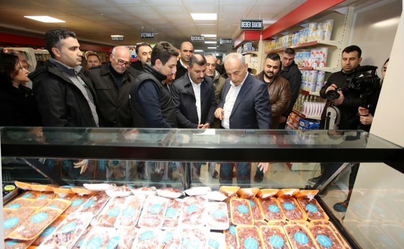 ALIŞVERİŞ FİLELERİ DAYANIŞMA İLE DOLUYOR, İHTİYAÇ SAHİPLERİNİN YÜZÜ HALK MARKET’LE GÜLÜYOR!