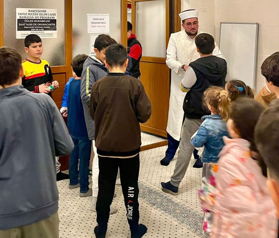 Çocuklara Camiyi Sevdiren Genç İmam