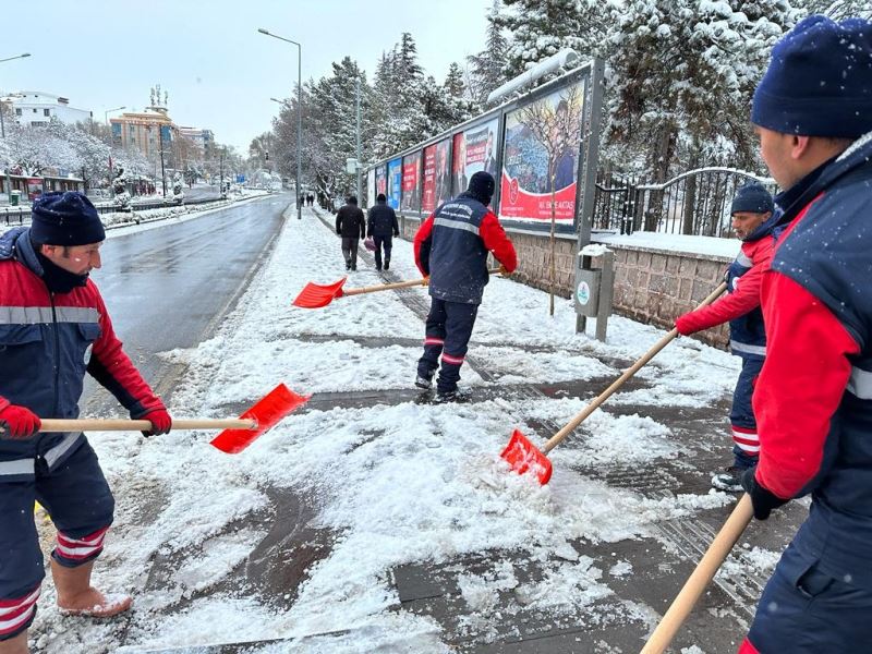 Yol Ve Kaldırımlarda Kar Temizliği