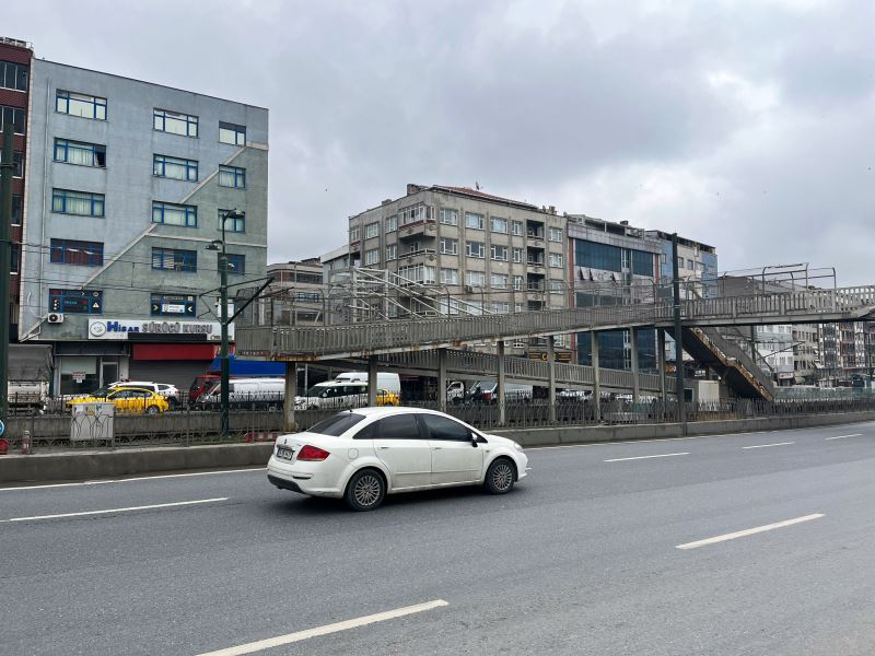 KAMYON ÇARPAN ÜST GEÇİT YENİLENİYOR