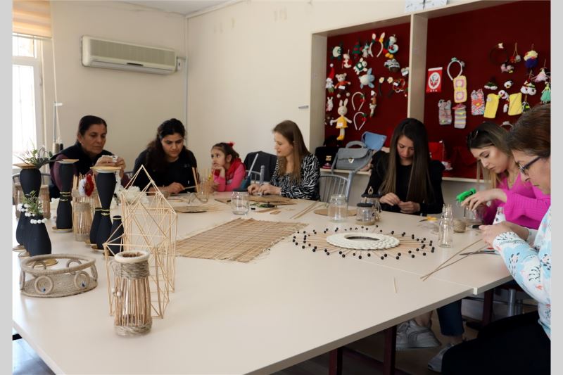 AKDENİZ’DE MİSAFİR EDİLEN DEPREMZEDE KADINLAR SERGİYE HAZIRLANIYOR