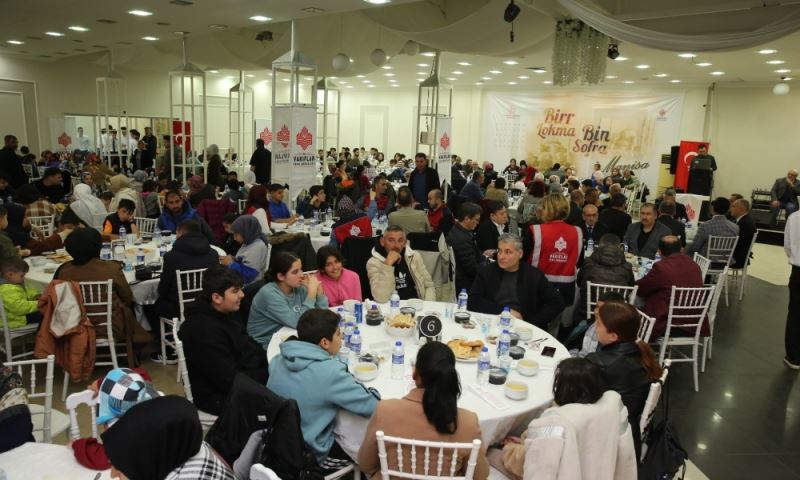 Depremzedeler Vakıflar’ın İftar Yemeğinde Ağırlandı