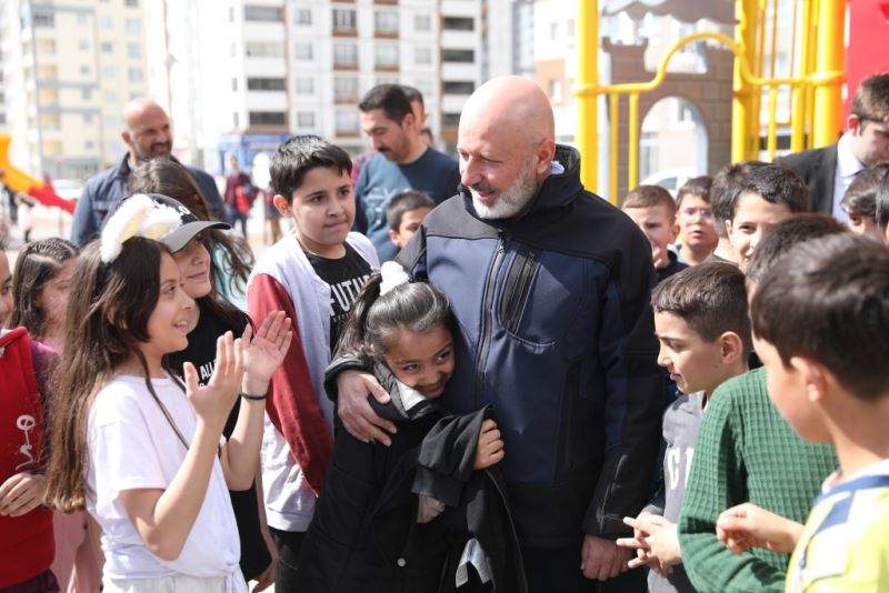 BAŞKAN ÇOLAKBAYRAKDAR’IN ÇOCUK SEVGİSİ, ÇOCUKLARIN DA BAŞKAN AMCA SEVGİSİ