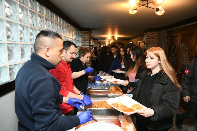 13 Millet Kıraathanesinde İftar Sevinci Yaşanıyor