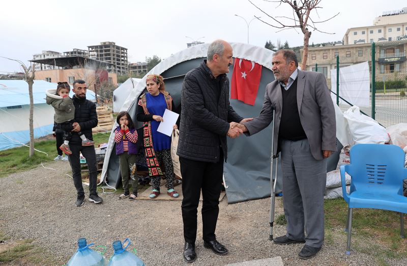 BAŞKAN OKAY, RAMAZAN’IN İLK GÜNÜ VATANDAŞLARI ÇADIRLARINDA ZİYARET ETTİ