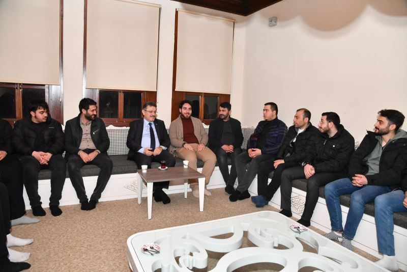 Genç, iftarda öğrencilerle buluştu!