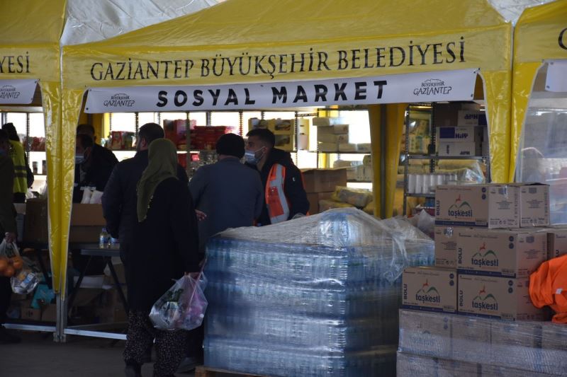 BÜYÜKŞEHİR’İN SOSYAL MARKETLERİ İHTİYAÇLARA YANIT VERMEYE DEVAM EDİYOR