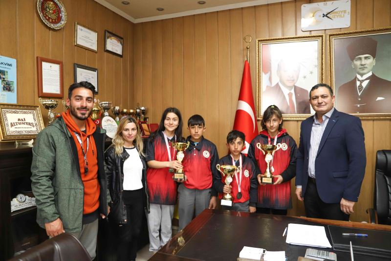 Masa Tenisi Şampiyonlarından Ziyaret