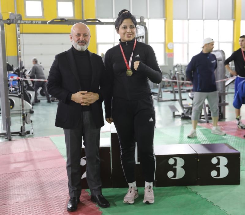 KOCASİNAN’IN BOKS SPORCULARI TÜRKMEN VE TAYYAR, TÜRKİYE İKİNCİSİ OLDU