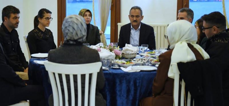 BAKAN ÖZER: ÖĞRETMENLERİMİZ KAHRAMAN