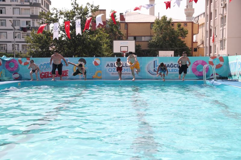 Bağcılarlı Çocuklar Havuzlarda Serinliyor