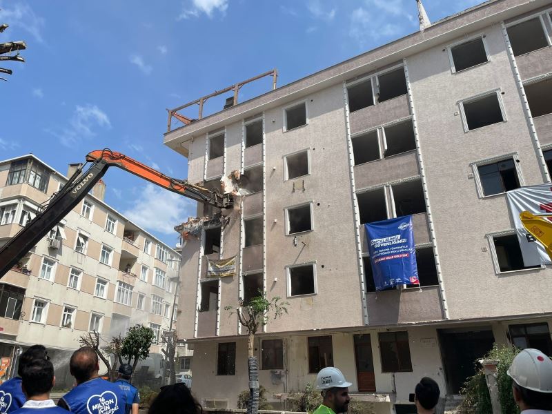 AVCILAR’DA YÜKSEK RİSKLİ BEŞ BİNA DAHA YIKILDI