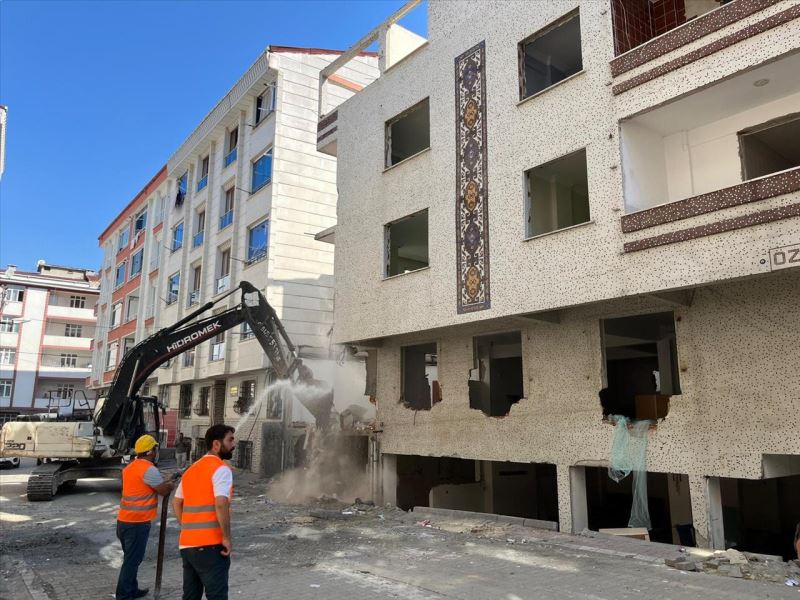 Esenyurt’ta Riskli Binalar Yıkılıyor