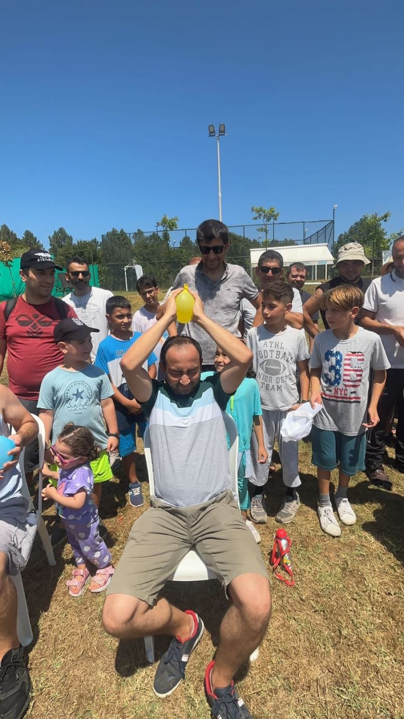 Babalar çocuklarıyla kamp alanında eğlendiler