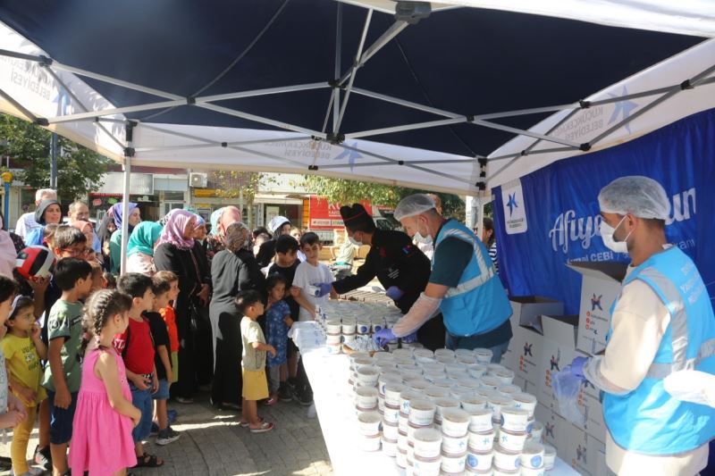 AŞURENİN BEREKETİ VATANDAŞLARLA PAYLAŞILDI