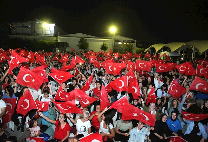 KÜÇÜKÇEKMECE’DE FİLENİN SULTANLARI İÇİN DEV EKRAN KURULDU