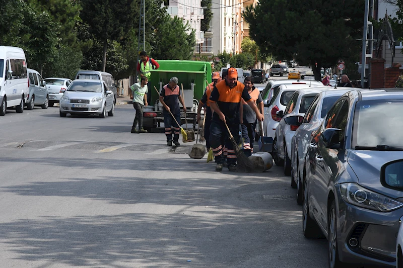 Ekipler mıntıka temizliği yapıyor