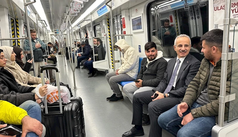 BAKAN URALOĞLU, ANKARA UÇAĞINA METROYLA ULAŞTI