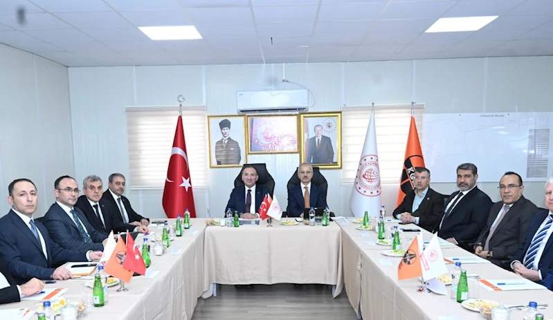 DEPREM KONUTLARIYLA YOLLARI EŞ ZAMANLI OLARAK BİTECEK