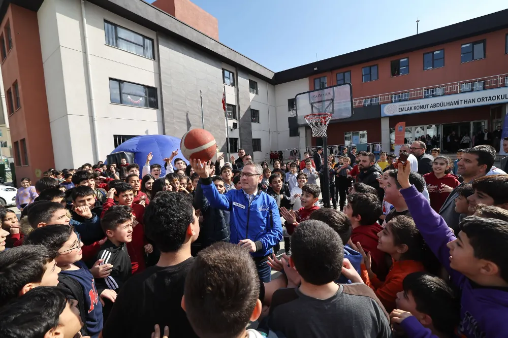 Kartoğlu, Abdülhamit Han Ortaokulu öğrencileriyle buluştu