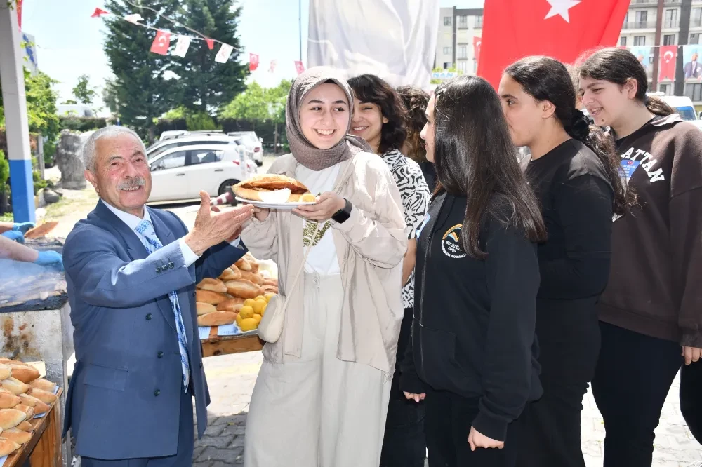 YÜZLERCE GENCE BALIK EKMEK İKRAM EDİLDİ