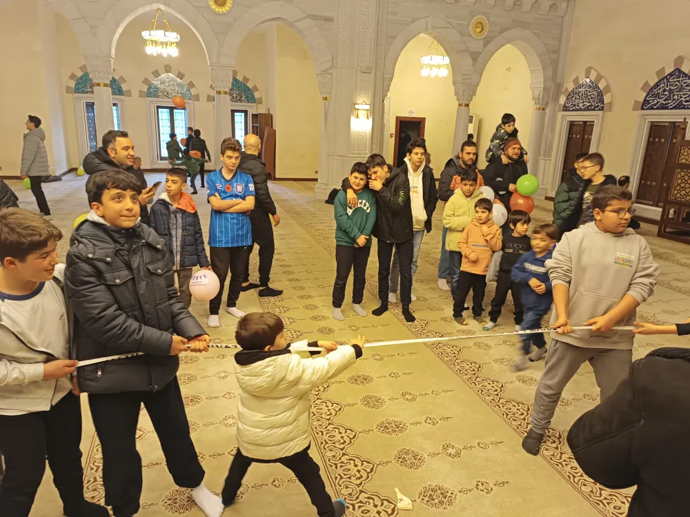Asaf İlter Hoca ile Çocuklar Camiyi Seviyor, Hediyelerle Mutlu Oluyor!