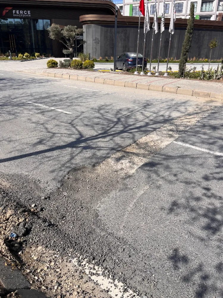 Bahçeşehir Atatürk Bulvarı’ndaki Çukur 7 Araca Zarar Verdi! 