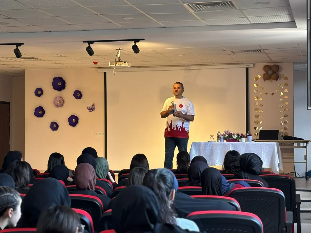 KONAK’TA BAĞIMLILIKLA MÜCADELEYE SPOR DESTEKLİ YAKLAŞIM: AHMET BEREKET ÖĞRENCİLERLE BULUŞTU