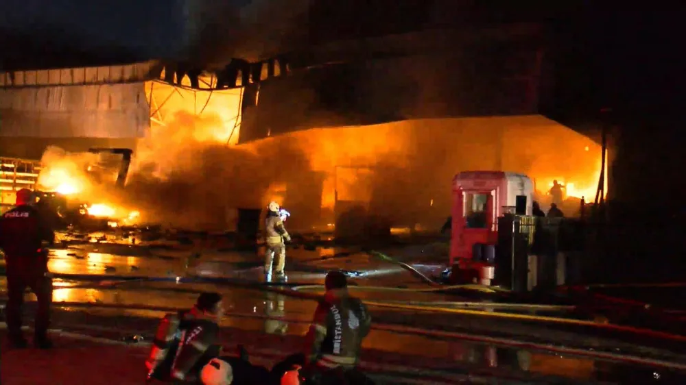 Başakşehir’de Kargo Yangını: Büyük Maddi Zarar