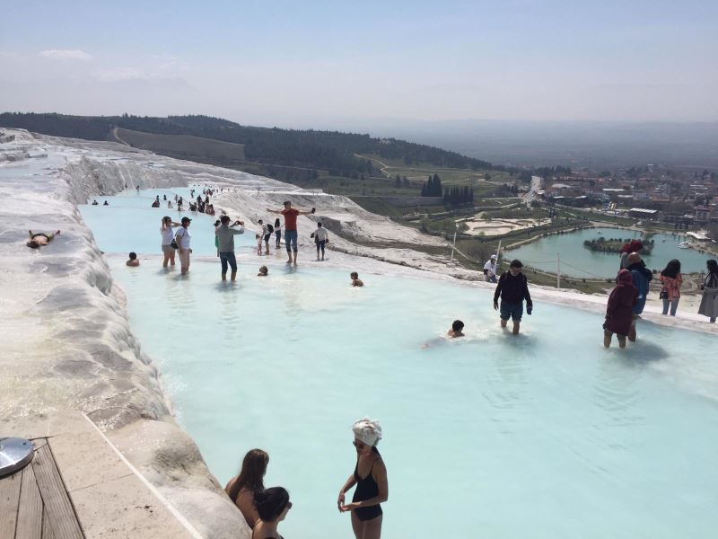 Pamukkale yasaklara ragmen para basiyor (Özel Haber)