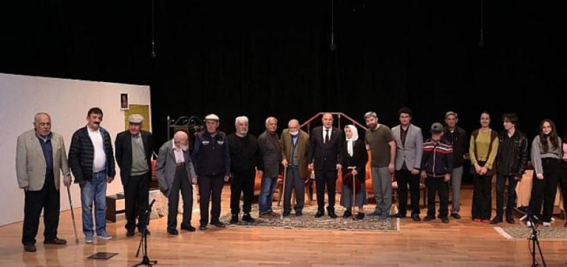 Tiyatro Yaslilarin Ayagina Gitti