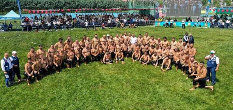 Pehlivanlar altin kemer için kispet giydi