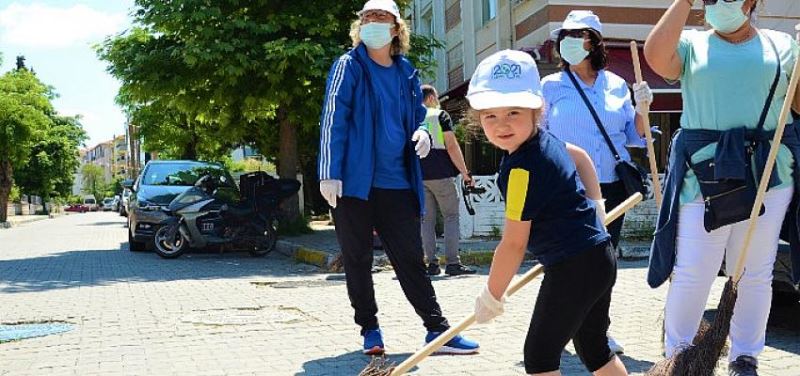 4 yasindaki Eylül, boyundan büyük süpürgeyle sokaklari süpürdü
