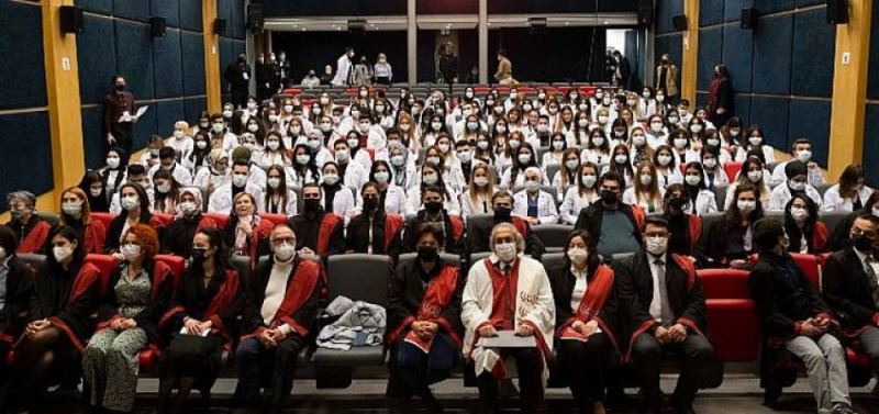 Saglik ögrencilerinin beyaz önlük giyme coskusu