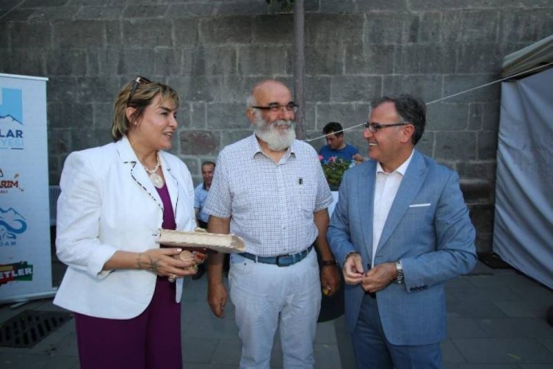 Demokrasinin asil sahibi halk