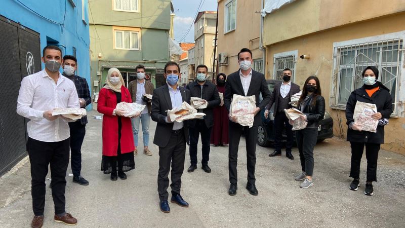 AK Partili gençlerden iftarlik pide ikrami