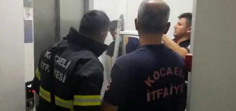 Asansör kabusuna itfaiye son verdi