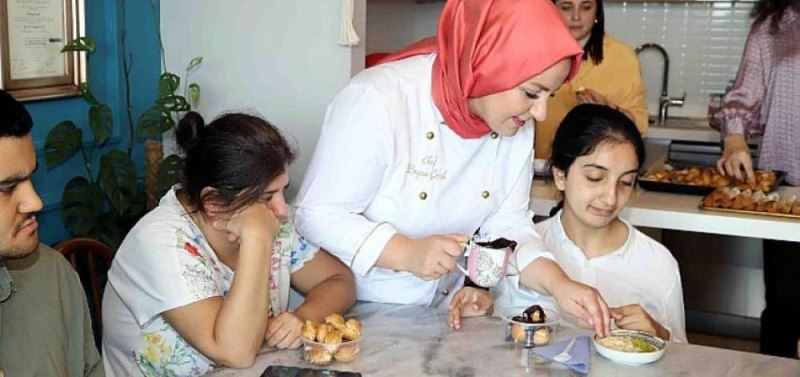 Çocuklar, glutensiz tatli yapmayi ögrendi