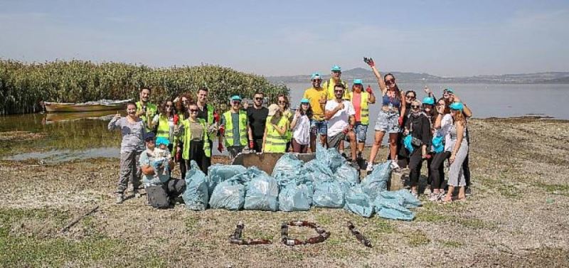 Çevreye atilan atiklari topladilar
