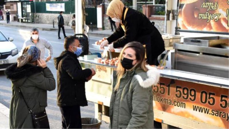 Sarkici Tugba Özerk, Bebek’te lokma dagitti