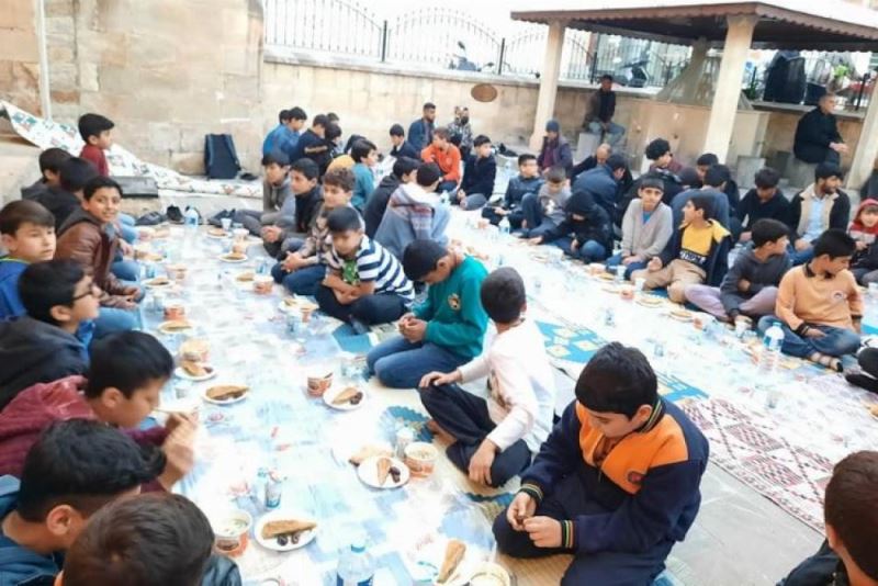 Kilis Müftülügünden küçük hafizlara iftar